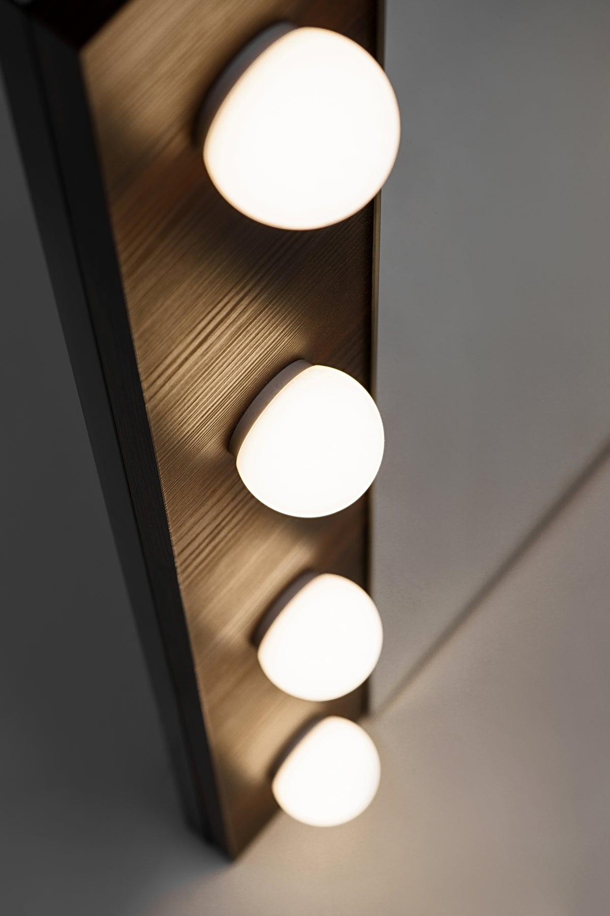 Dorothy Ristretto LED Mirror 60 cm – Ristretto Oak, Hollywood Bulb Lights